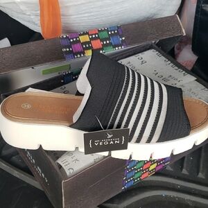 bernie mev. Women's Black and White Slip-On Shoes